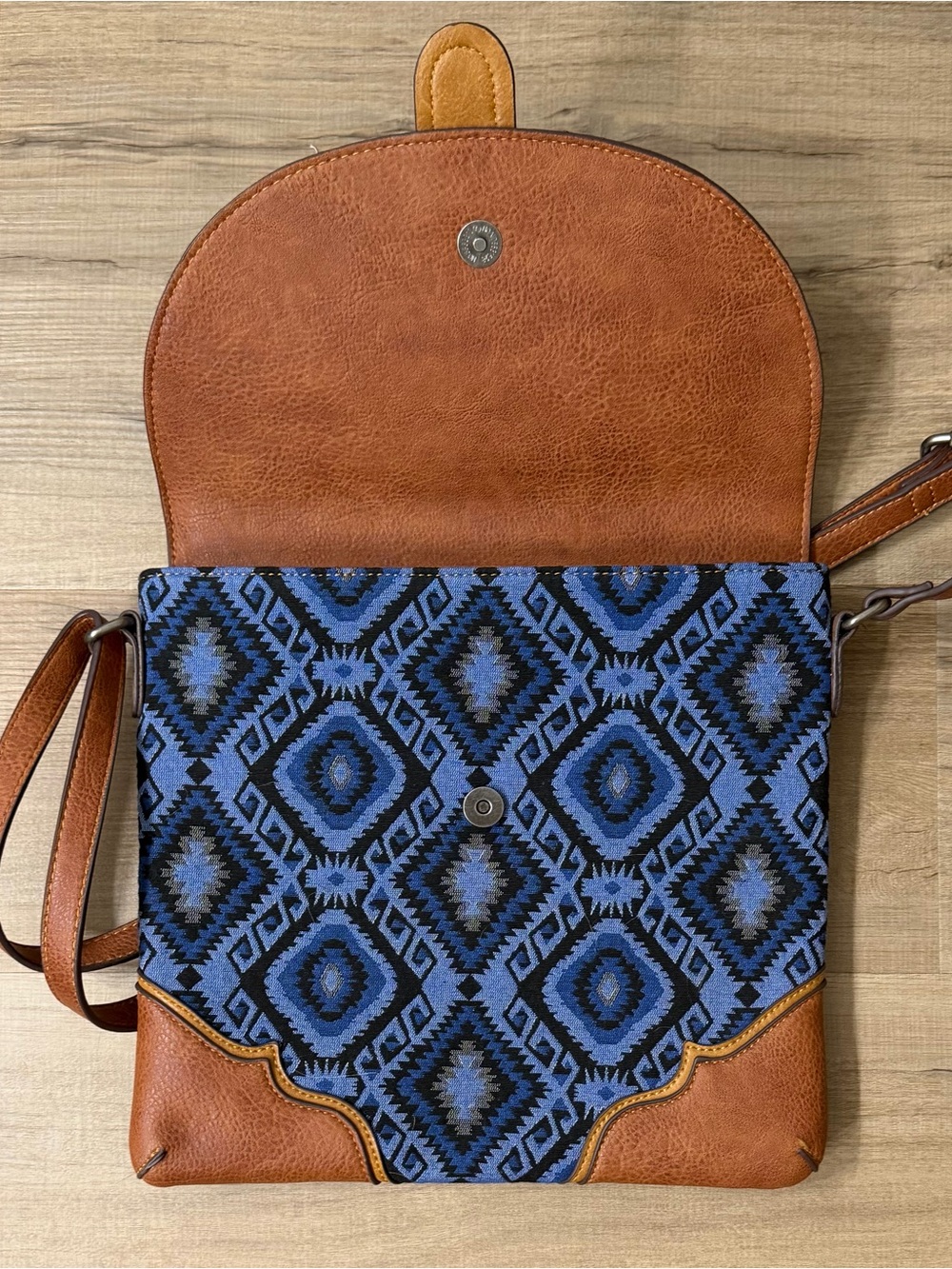 Women’s Western-style crossbody bag by Justin Boots - Picture 3 of 7